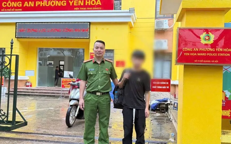 Cán bộ Công an phường Yên Hòa giúp đỡ nam thiếu niên về với gia đình ở Điện Biên.