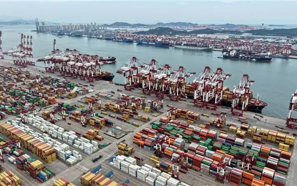 Quang cảnh cảng hàng hóa tại Thanh Đảo, tỉnh Sơn Đông, Trung Quốc. Ảnh: THX/TTXVN