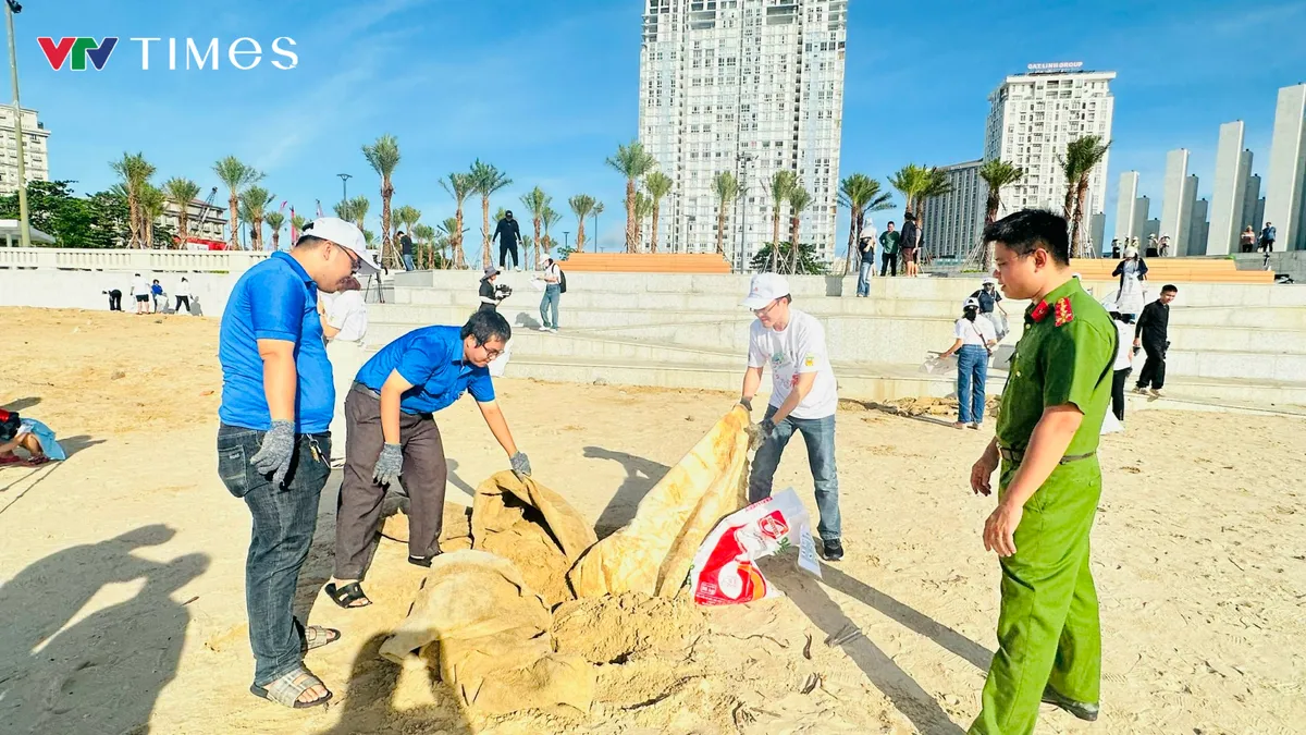 Gần 1 tấn rác được thu gom trong “Ngày quốc tế làm sạch bờ biển 2025” - Ảnh 1.
