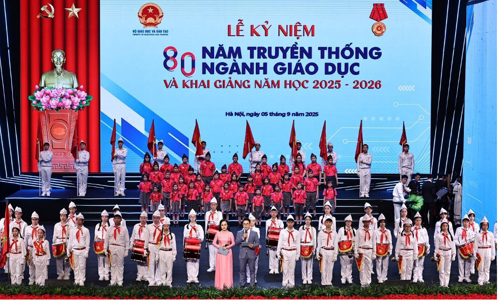 Lễ kỷ niệm 80 năm truyền thống ngành Giáo dục và khai giảng năm học 2025 - 2026- Ảnh 1.