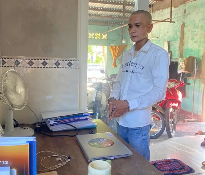 Người đàn ông có tiền án bị bắt khi mang laptop vừa trộm đi tiêu thụ - Ảnh 1.