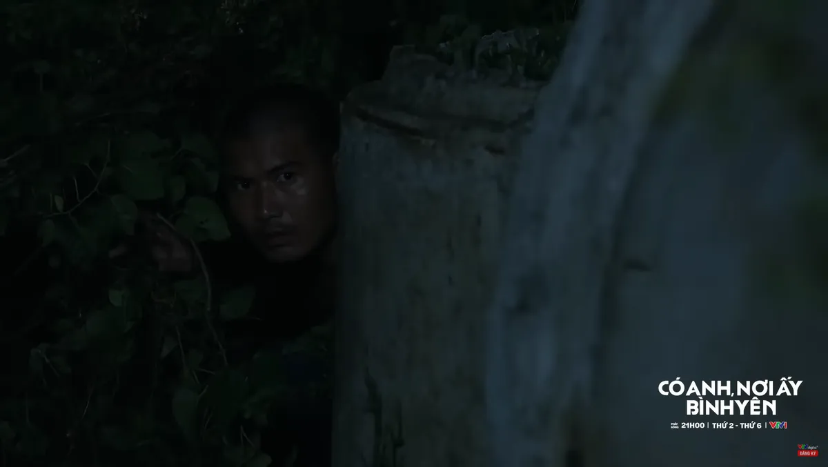 Có anh, nơi ấy bình yên - Tập 41: Xuân tiêu hủy tài liệu chứng cứ, thuê người giết Phát - Ảnh 7.