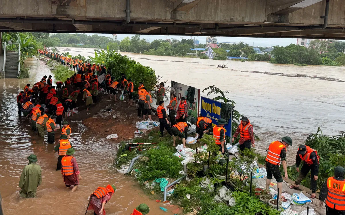 Công an tỉnh Thái Nguyên tham gia ứng phó với mưa lớn, ngập lụt. (Ảnh: Quốc Tùng)