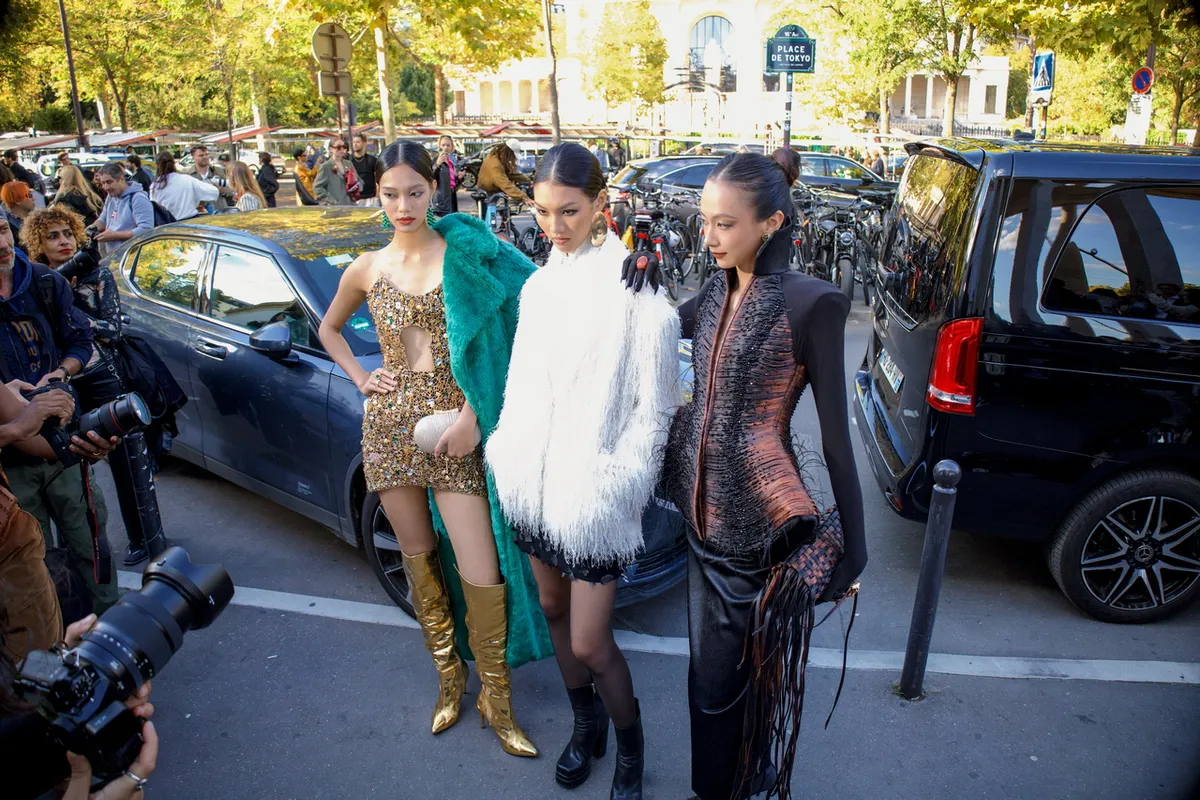 Top 3 Vietnam's Next Top Model 2025 thu hút sự chú ý tại Tuần lễ Thời trang Paris - Ảnh 1.