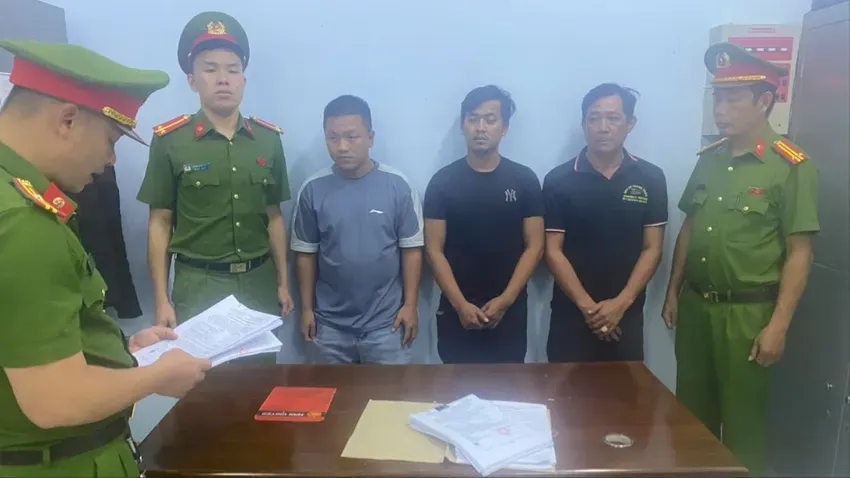 Bắt khẩn cấp 2 tài xế và 1 phụ xe chặn xe, đánh nhau gây ùn tắc Quốc lộ 14 - Ảnh 1.