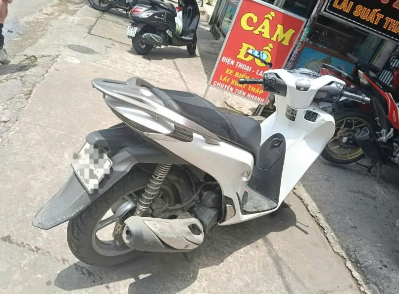 Lợi dụng cửa cuốn chưa đóng hết, lẻn vào nhà trọ trộm xe máy - Ảnh 2.