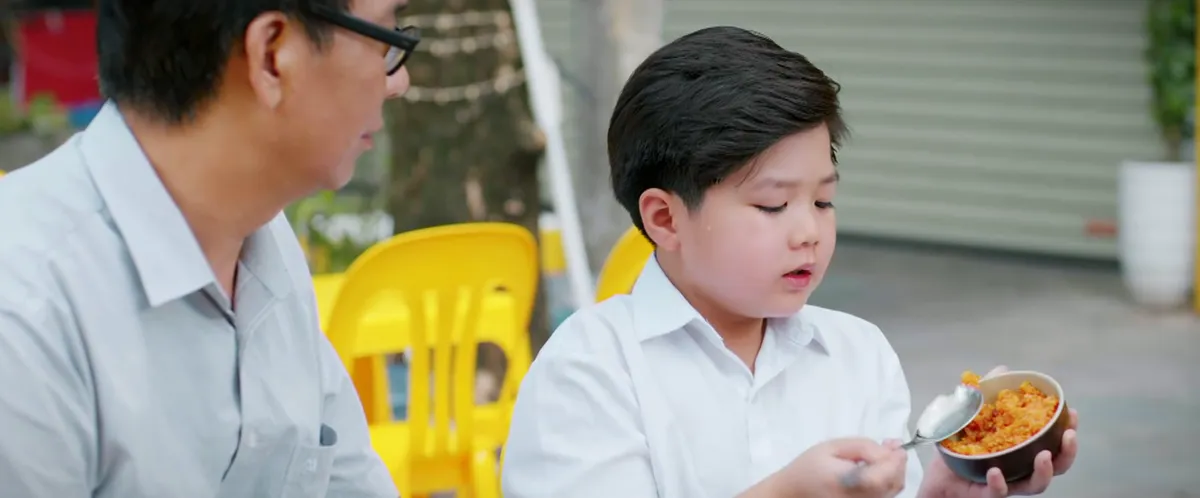 Gió ngang khoảng trời xanh - Tập 25: Bạn trai quẹt thẻ không nhìn giá, còn pha nước ngâm chân khiến Ngân say đắm- Ảnh 9.