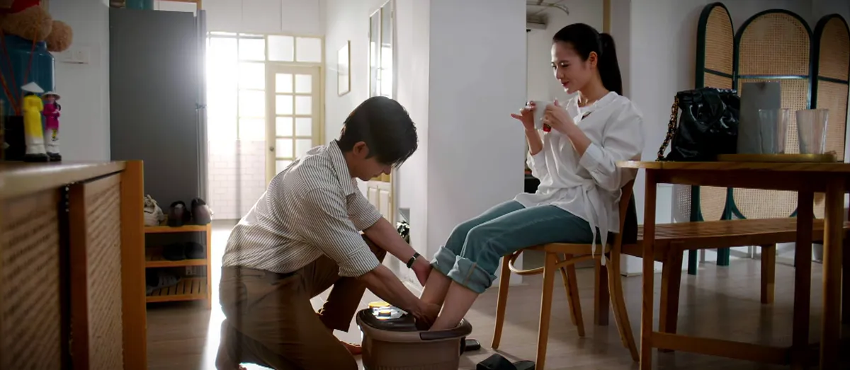 Gió ngang khoảng trời xanh - Tập 25: Bạn trai quẹt thẻ không nhìn giá, còn pha nước ngâm chân khiến Ngân say đắm- Ảnh 5.