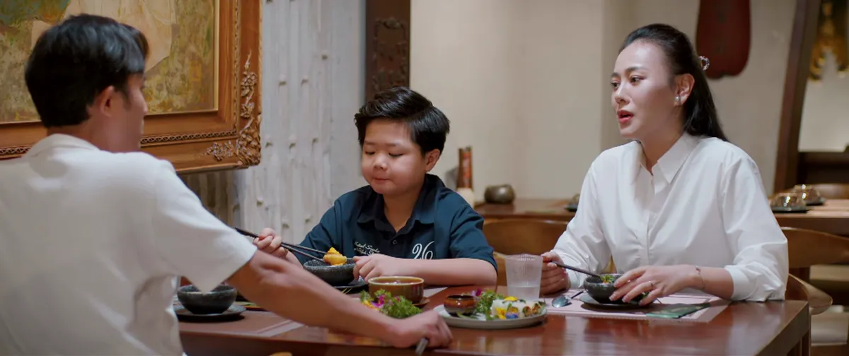 Gió ngang khoảng trời xanh - Tập 25: Bạn trai quẹt thẻ không nhìn giá, còn pha nước ngâm chân khiến Ngân say đắm- Ảnh 10.