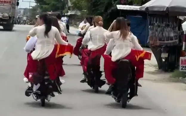 Hình ảnh đoàn rước dâu không đội mũ bảo hiểm bị người dân ghi lại. Ảnh: Cảnh sát giao thông Quảng Ngãi.