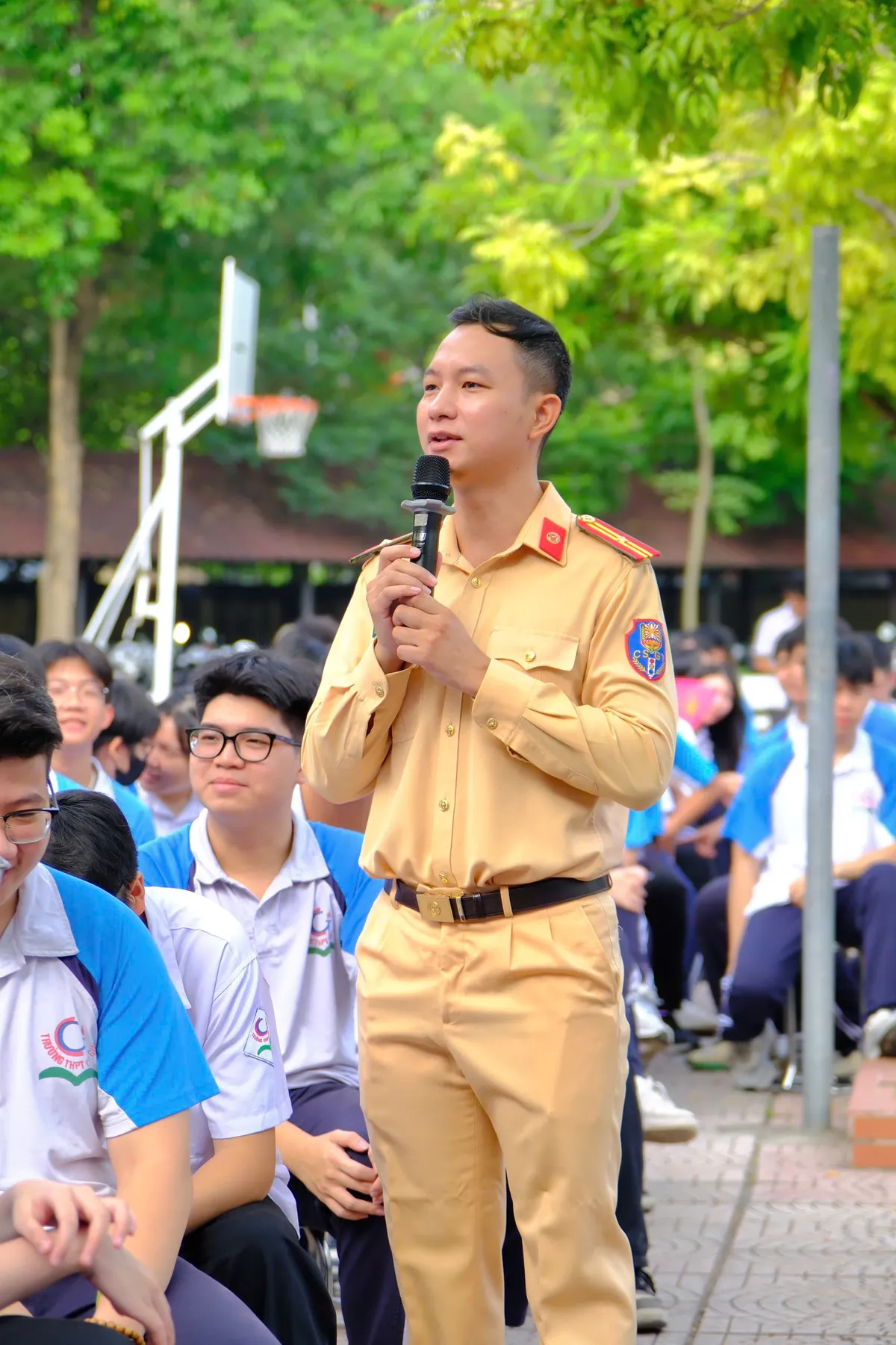 Hà Nội tuyên truyền ATGT cho hơn 5.500 học sinh, giáo viên ba cấp học - Ảnh 1.