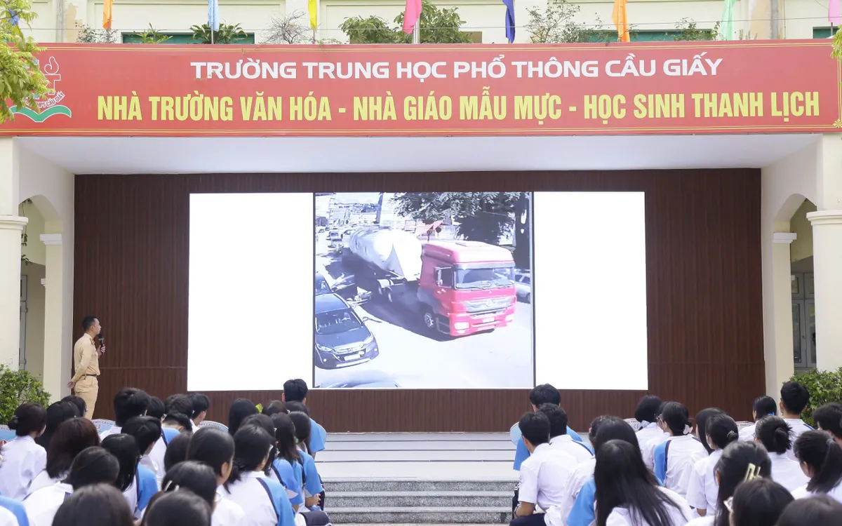Học sinh được xem, phân tích các tình huống giao thông để từ đó rút ra bài học kinh nghiệm.