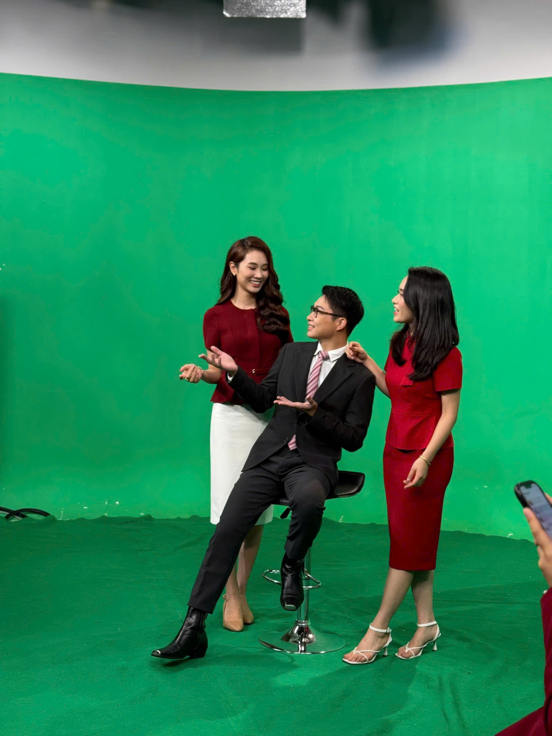 Nam MC 9.0 IELTS 'cực hút' trên kênh Vietnam Today - Ảnh 3.