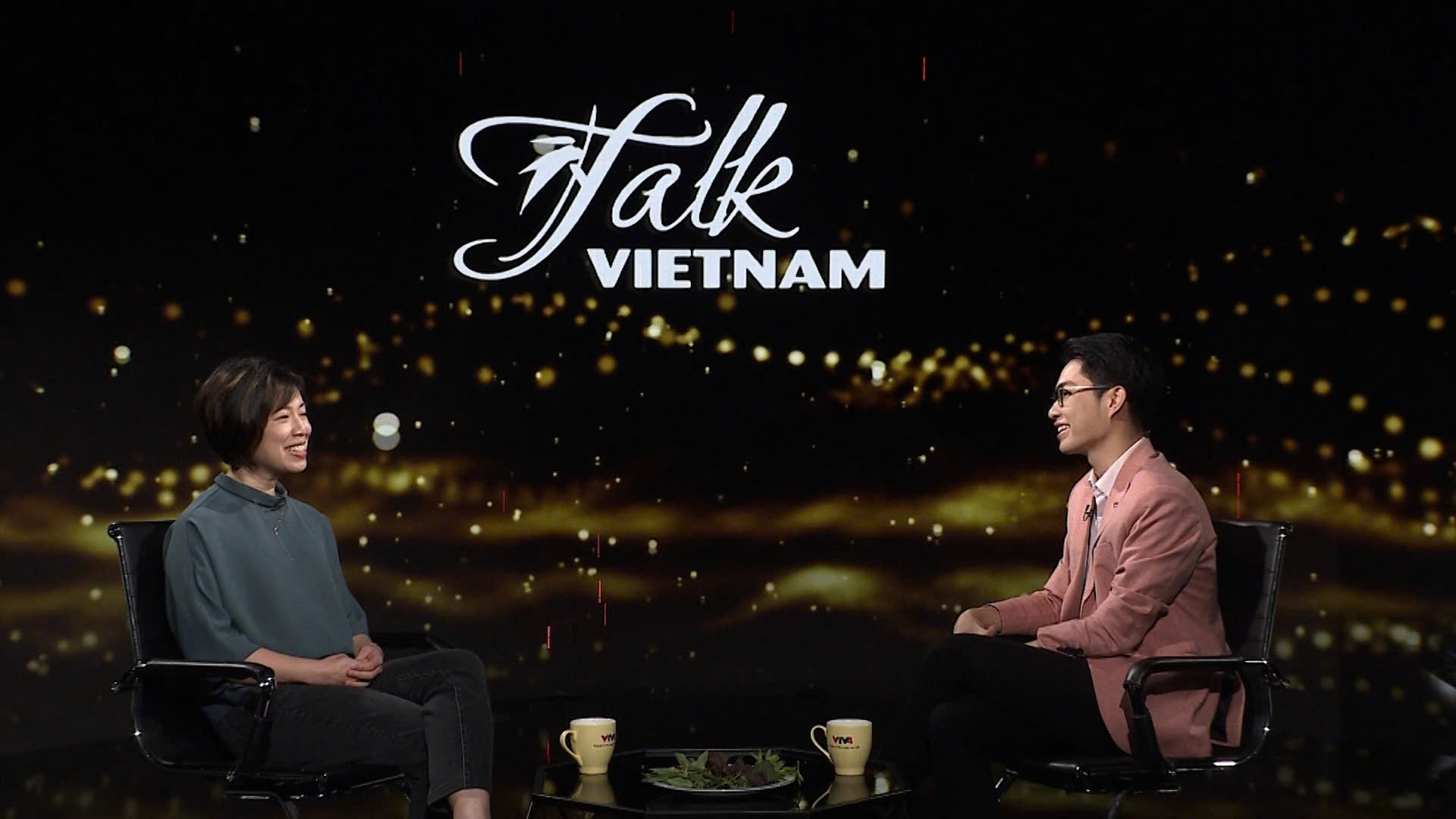 Nam MC 9.0 IELTS 'cực hút' trên kênh Vietnam Today - Ảnh 1.