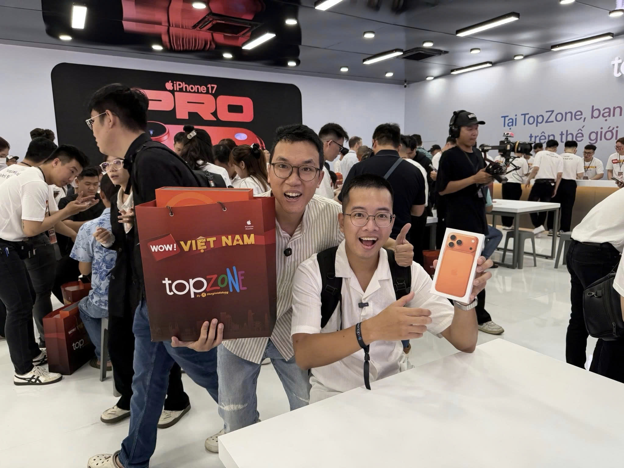 Người dùng Việt lần đầu cầm iPhone 17 ngay ngày mở bán toàn cầu - Ảnh 3.