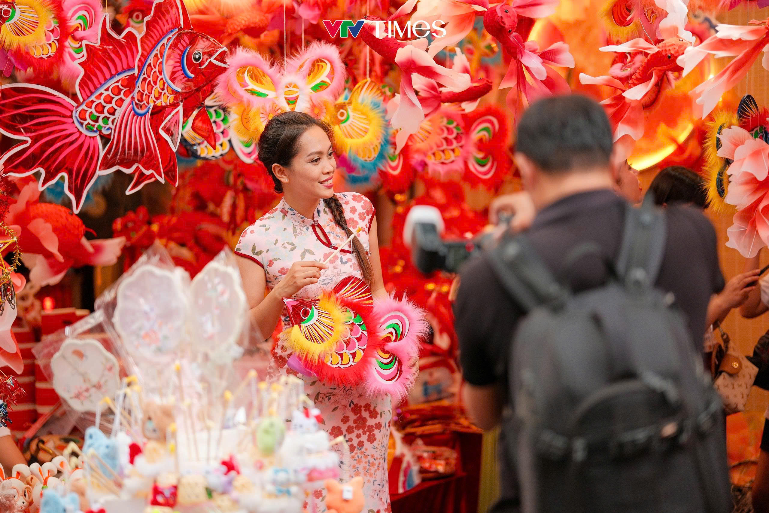 Giới trẻ nô nức “săn ảnh” mùa Trung thu - Ảnh 7.