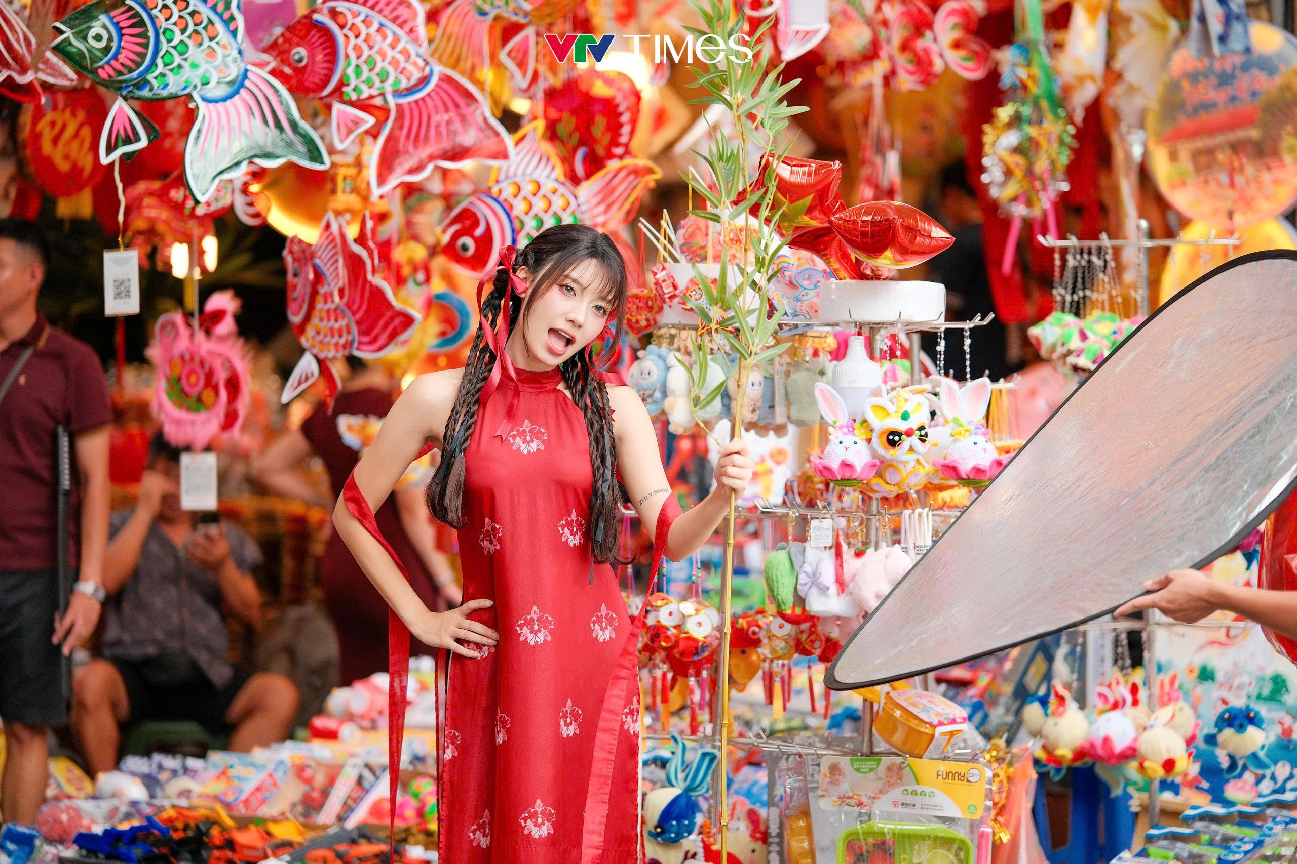 Giới trẻ nô nức “săn ảnh” mùa Trung thu - Ảnh 8.