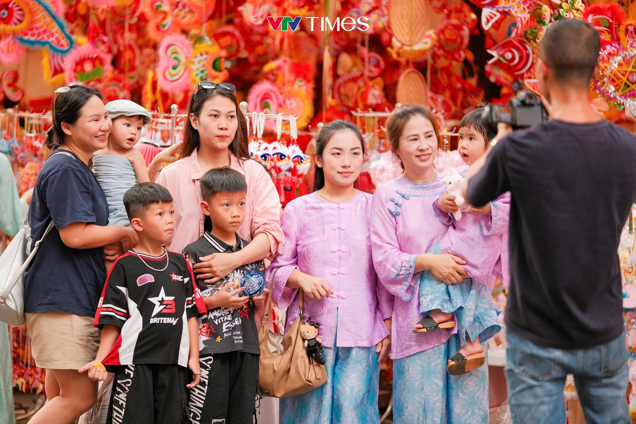 Giới trẻ nô nức “săn ảnh” mùa Trung thu - Ảnh 5.