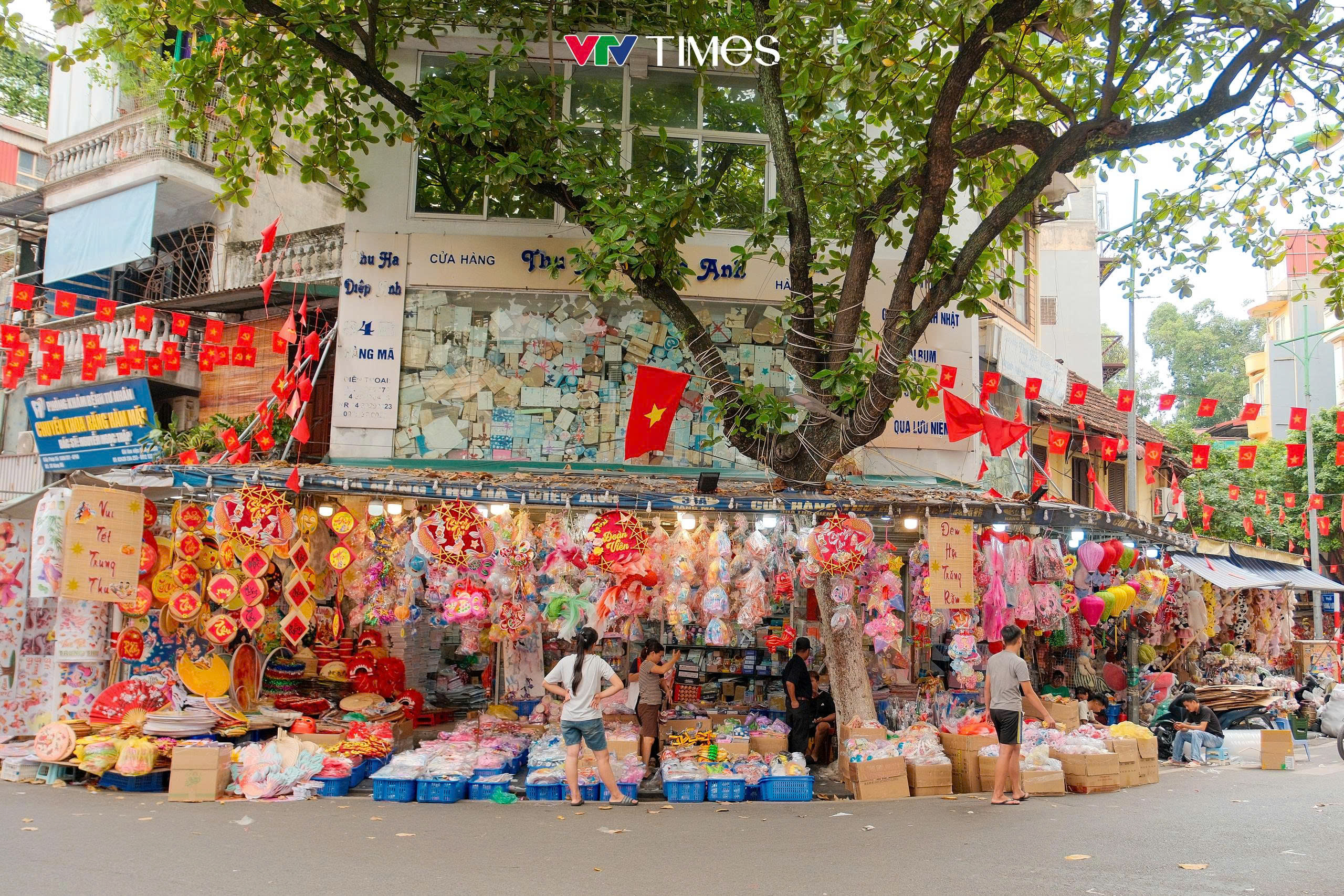 Phố Hàng Mã nhộn nhịp mua sắm đồ trang trí Trung thu - Ảnh 10.