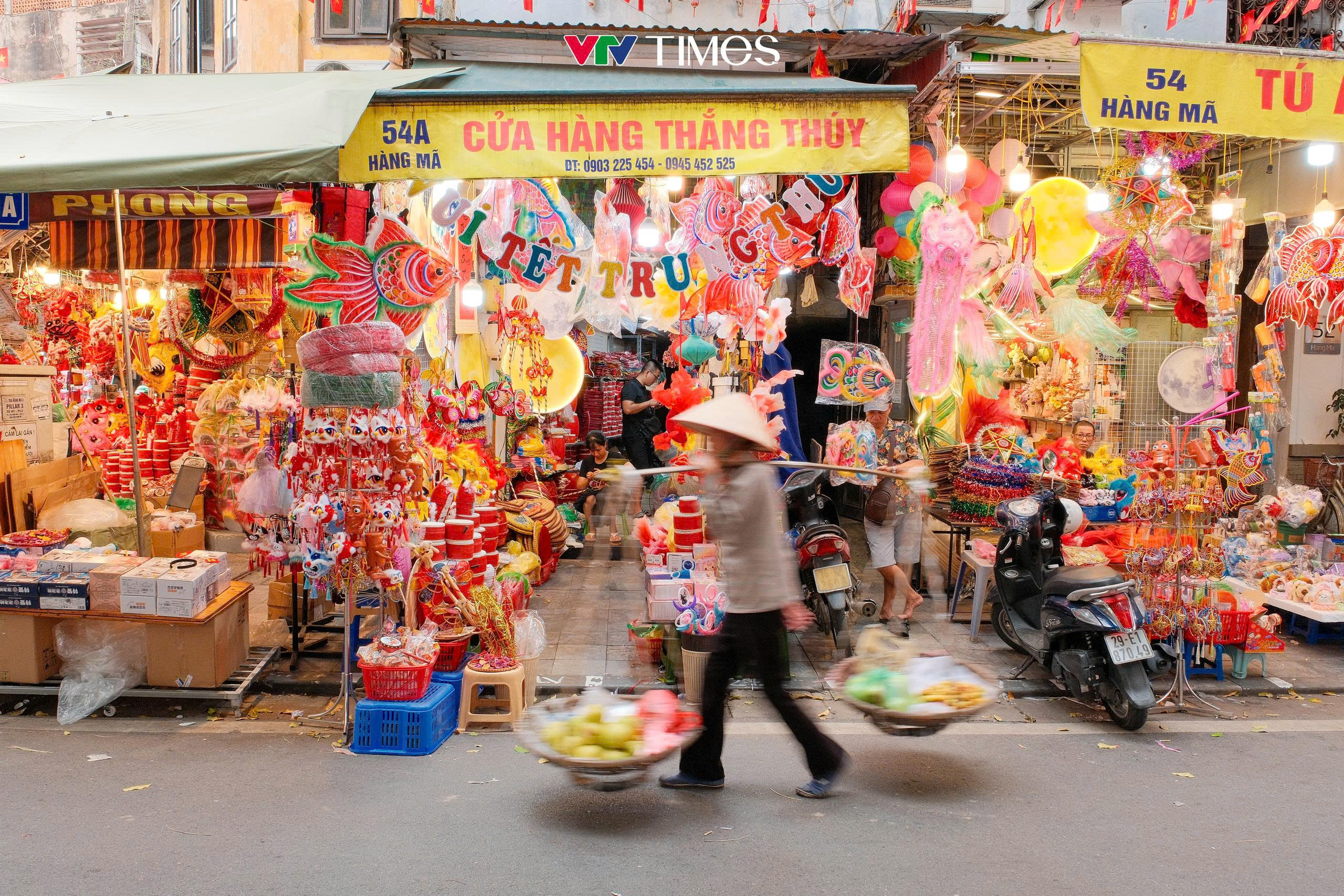 Phố Hàng Mã nhộn nhịp mua sắm đồ trang trí Trung thu - Ảnh 11.