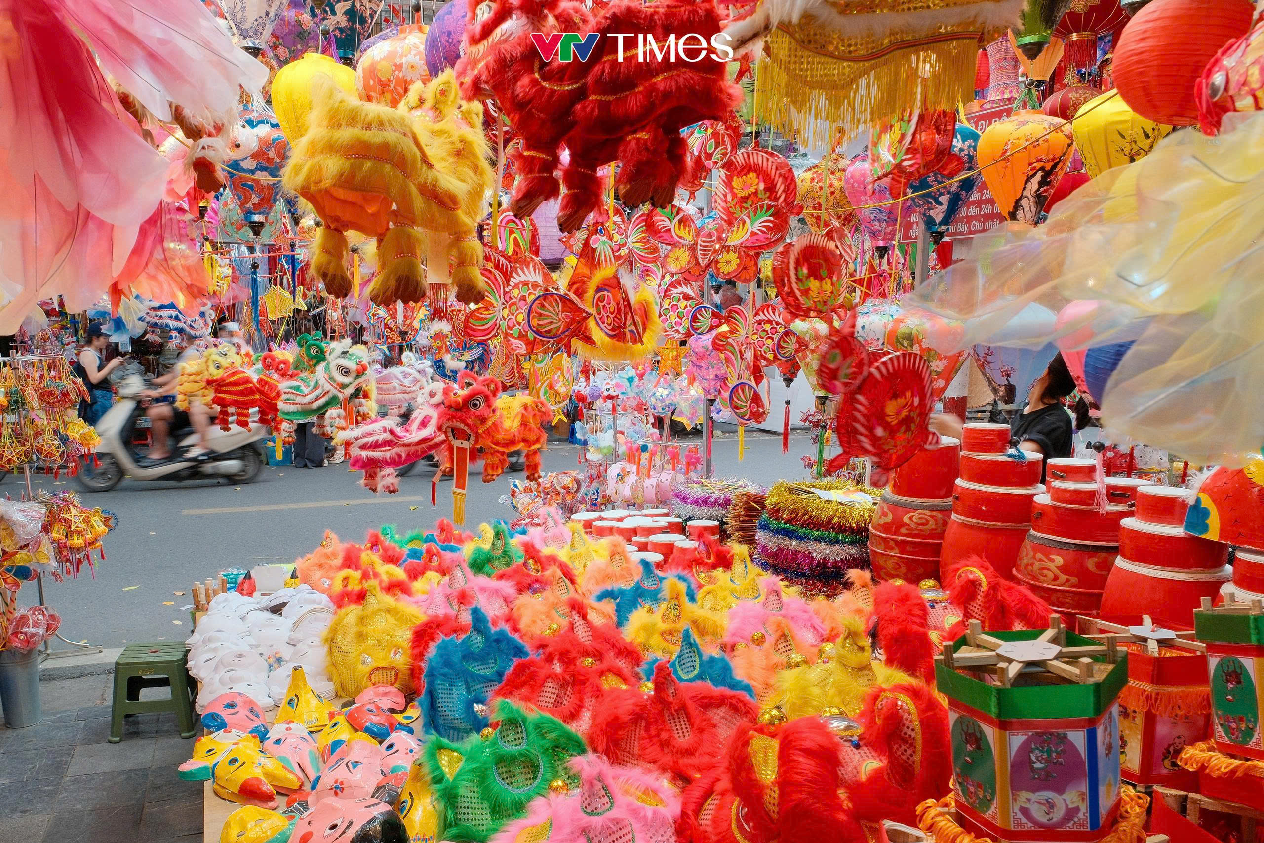 Phố Hàng Mã nhộn nhịp mua sắm đồ trang trí Trung thu - Ảnh 4.