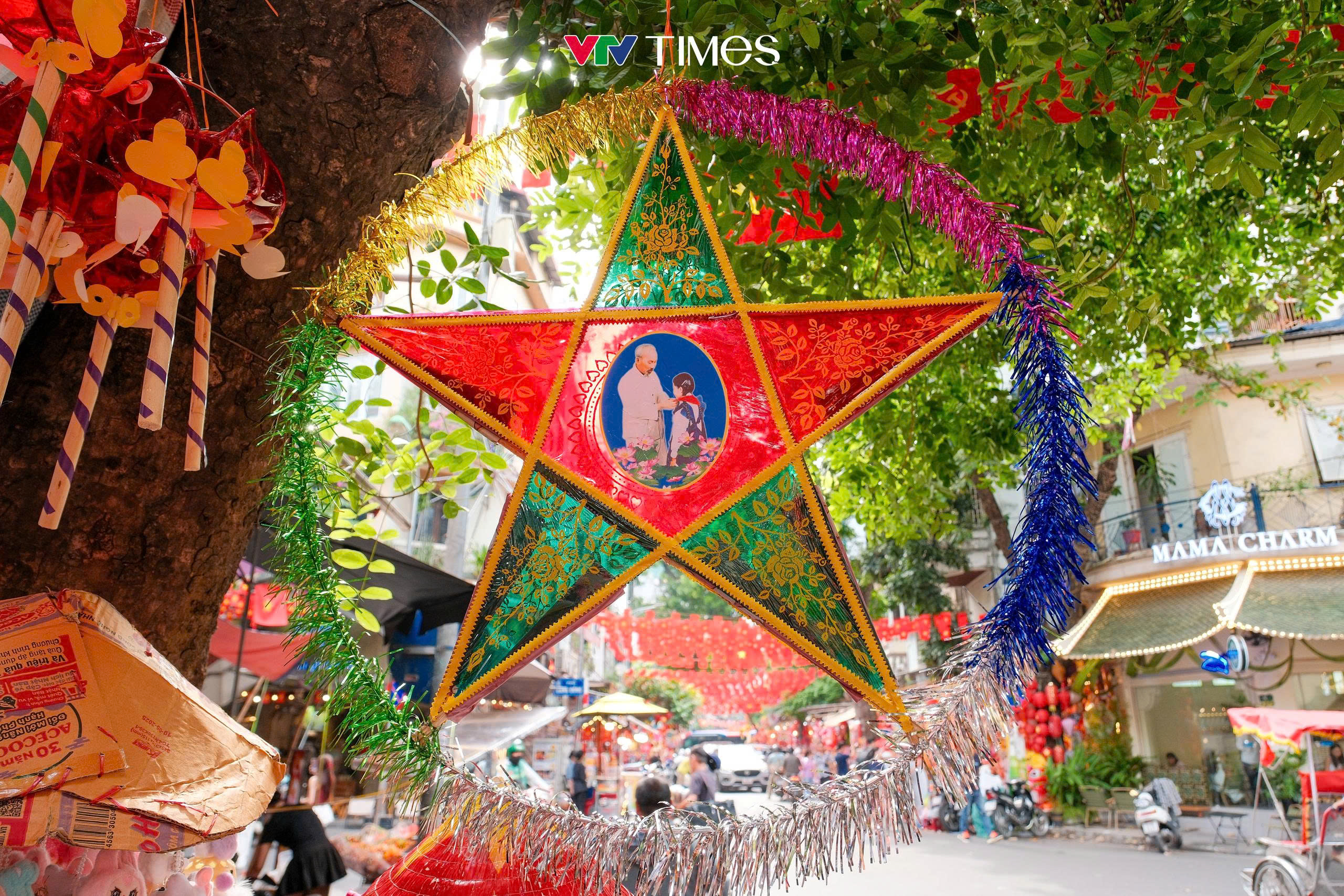 Phố Hàng Mã nhộn nhịp mua sắm đồ trang trí Trung thu - Ảnh 3.