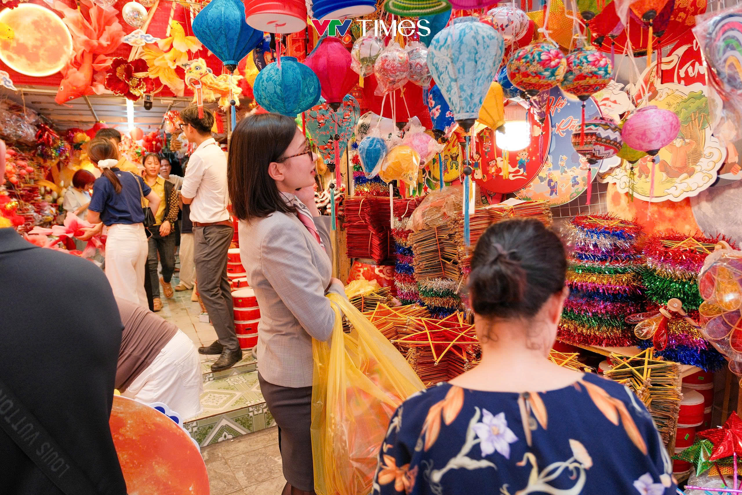 Phố Hàng Mã nhộn nhịp mua sắm đồ trang trí Trung thu - Ảnh 1.