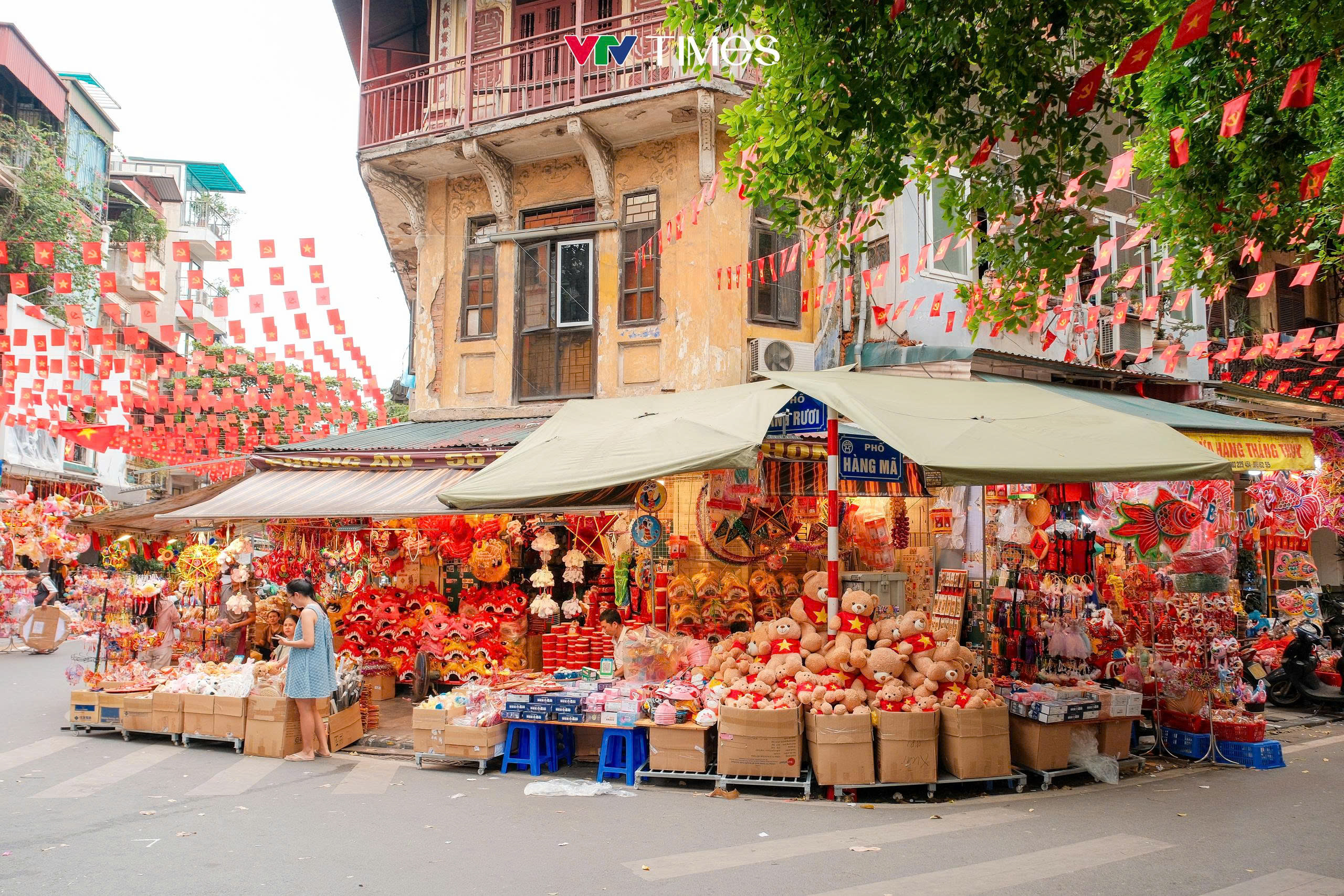 Phố Hàng Mã nhộn nhịp mua sắm đồ trang trí Trung thu - Ảnh 2.