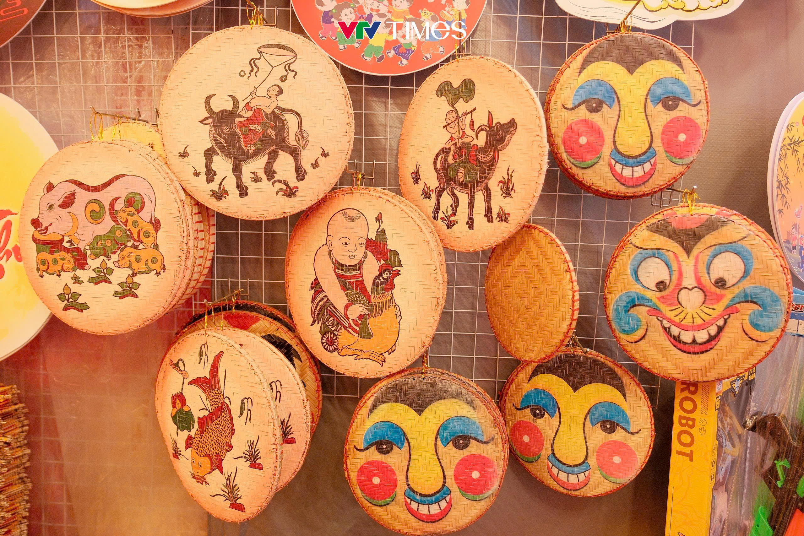 Phố Hàng Mã nhộn nhịp mua sắm đồ trang trí Trung thu - Ảnh 8.