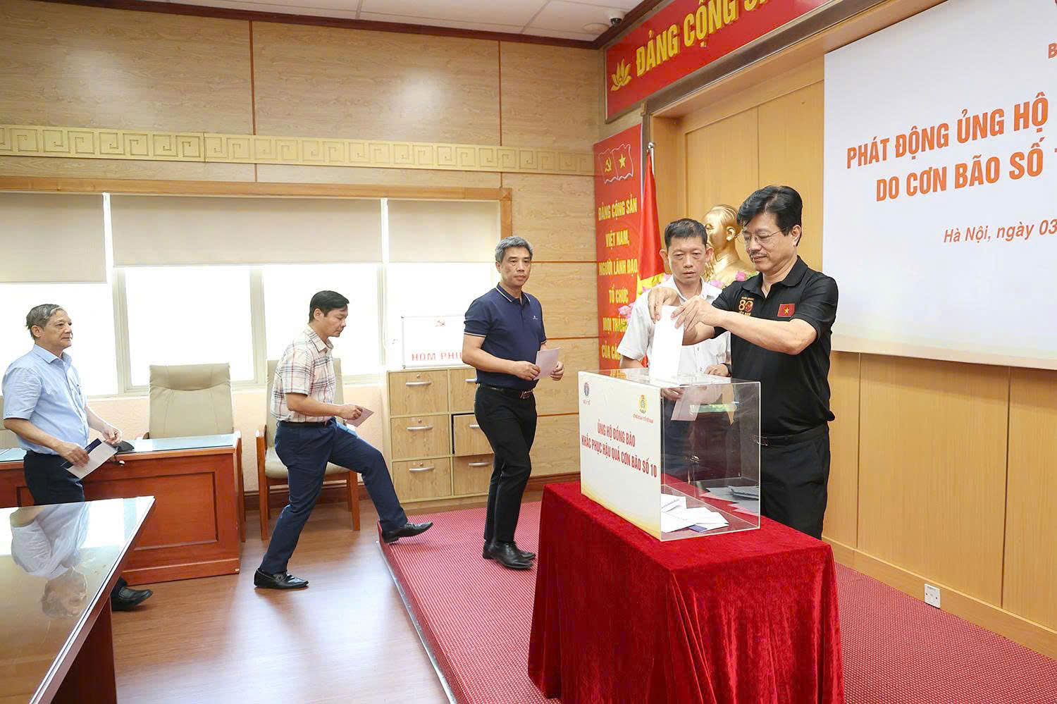 Bộ Y tế phát động ủng hộ đồng bào vùng lũ sau bão số 10- Ảnh 1.