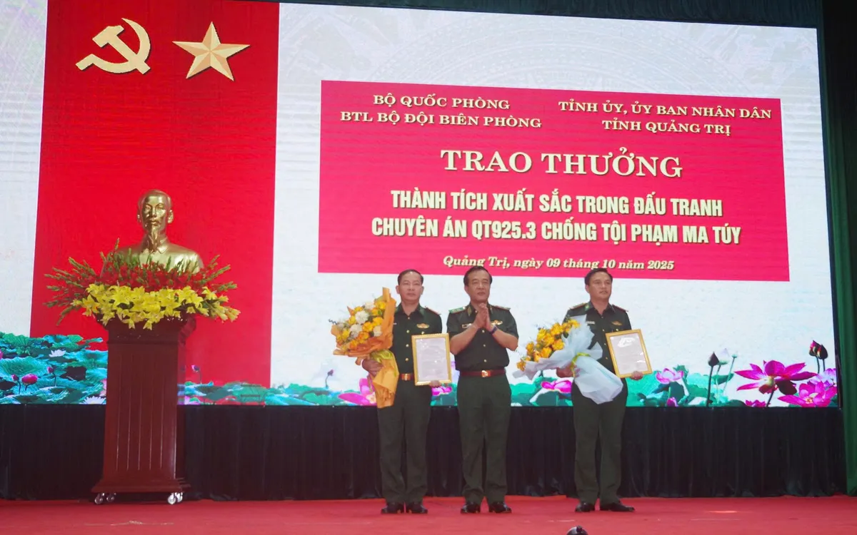 Trung tướng Lê Đức Thái, Tư lệnh Bộ đội Biên phòng thừa ủy quyền của lãnh đạo Bộ Quốc phòng trao thưởng cho Ban chuyên án.