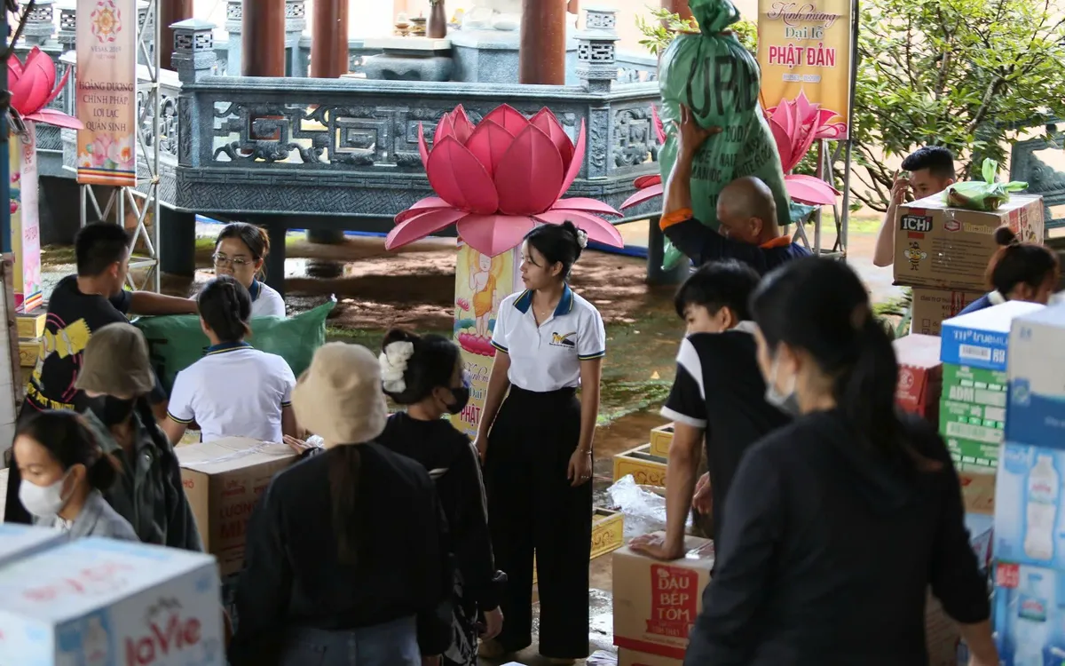 Người dân quyên góp hỗ trợ đồng bào vùng lũ lụt.