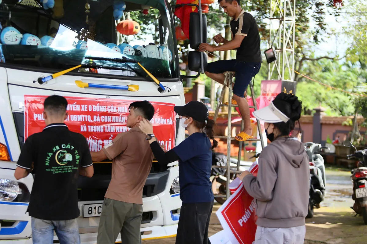 Đắk Lắk: Người dân quyên góp hỗ trợ đồng bào vùng lũ lụt - Ảnh 3.